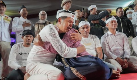 Menurutnya, hal tersebut dapat dibuktikan saat ia sebelum naik panggung berkeliling dan semua warga kompak menjawab Prabowo adalah sosok yang baik pada warga<br>