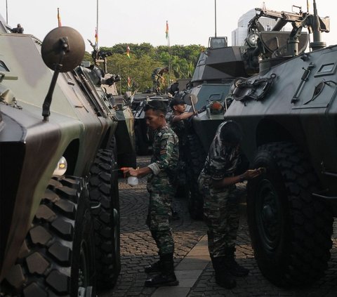 Dua hari menjelang peringatan HUT TNI ke-78, deretan alutsista RI bersiap pada acara gladi bersih yang digelar di lapangan Silang Monas, Jakarta, Selasa (3/10/2023).
