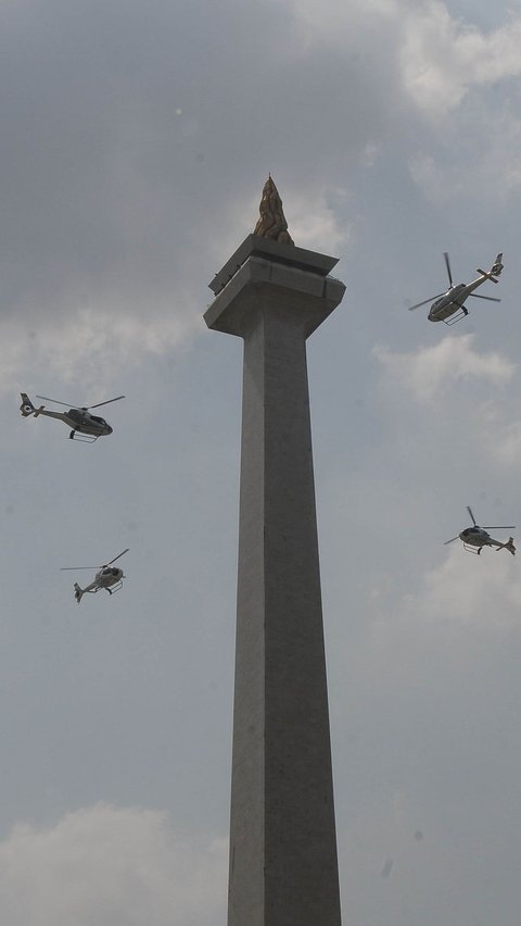 Penampilan udara pesawat tempur, helikopter dan terjun bebas free fall yang diikuti 78 personel turut meriahkan acara gladi bersih ini.