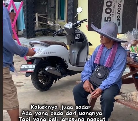 Termenung Sedih, Kakek Penjual Aren Ini Baru Sadar Ternyata Dibayar Pakai Uang Mainan