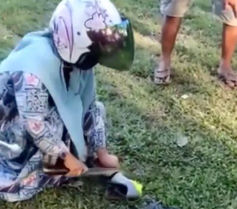 Kesal Ditinggal Main Bola Terus, Istri Nyusul ke Lapangan Bawa Parang Potong 'Punya' Suaminya