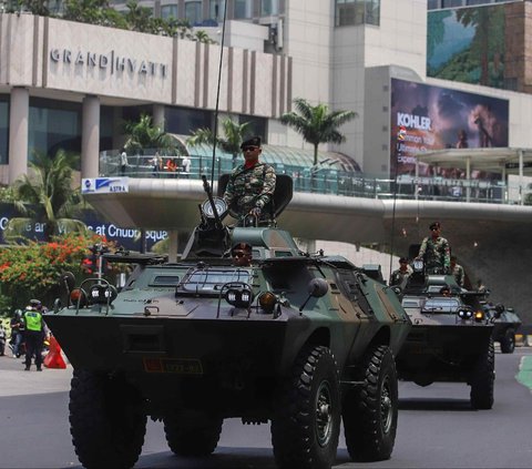 Parade Alusista TNI melintas di Kawasan Bundaran HI, Jakarta pada Selasa (3/10/2023) usai menggelar gladi bersih menyambut HUT TNI ke-78 dengan tema 