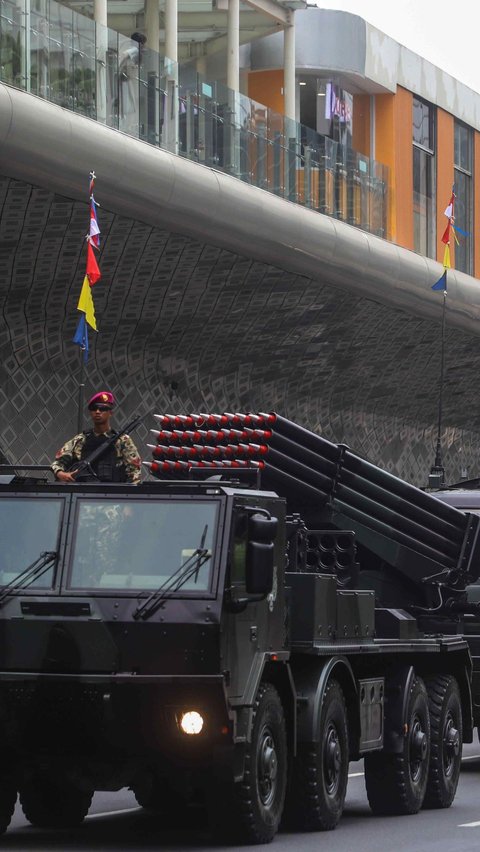 Selain itu, kehadiran RM-70 Multi Launch Rocket System milik Marinir TNI AL dalam parade ini telah melengkapi sistem pertahanan RI.