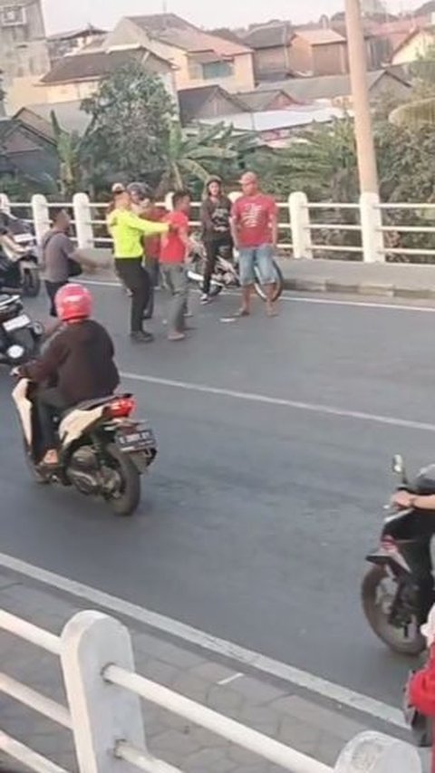 Viral Pria Dorong & Tendang Polantas Berkali-kali di Jalanan Sampai Ditonton Warga, Ini Cerita Sebenarnya<br>