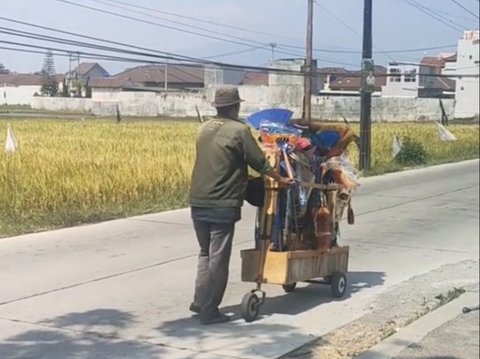 Dagangan Belum Laku, Kakek Penjual Perabot Ini Tukar Barang Jualan demi Sepiring Nasi