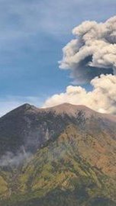 Api Lereng Gunung Agung Belum juga Padam Sepenuhnya, Hampir Merembet ke Pura dan Rumah Warga<br>