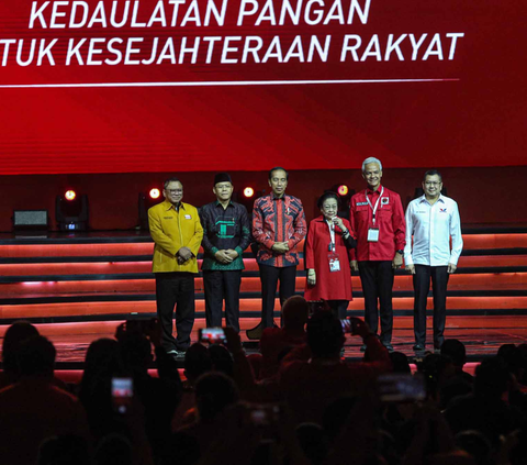 Sekjen PDIP Hasto Kristiyanto merespons soal usulan Presiden Joko Widodo (Jokowi) menjadi Ketua Umum PDIP dan Megawati Soekarnoputri sebagai Dewan Pembina.