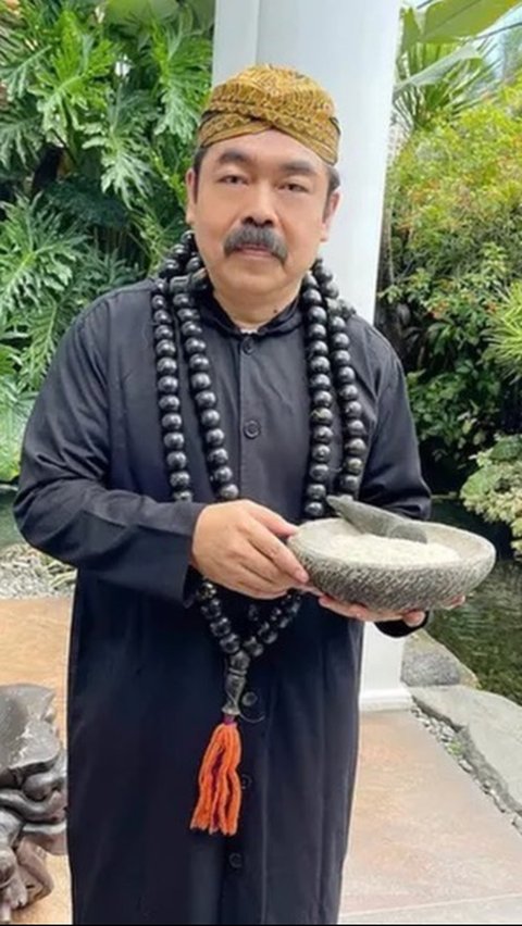 Adam juga tampil sangat lucu saat pura-pura jadi dukun. Berbekal baju hitam, tasbih jumbo, garam, dan ulekan, ia tampil layaknya dukun profesional tanah air.