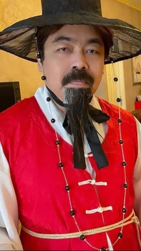 Konten paling kocak dari Adam terlihat di unggahan cosplay dirinya jadi penduduk Korea Selatan. Tak hanya kumis tebal, Adam bertransformasi dengan jenggot panjangnya.<br>