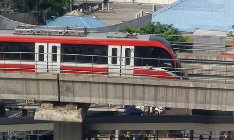 LRT Arah Cibubur Rusak, Penumpang Terpaksa Turun di Cawang