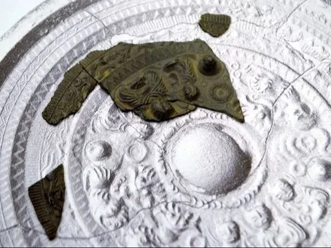 Arkeolog Temukan 100 Cermin Perunggu di Gundukan Makam Jepang, Ada Gambar Dukun dari Abad ke-3 Masehi