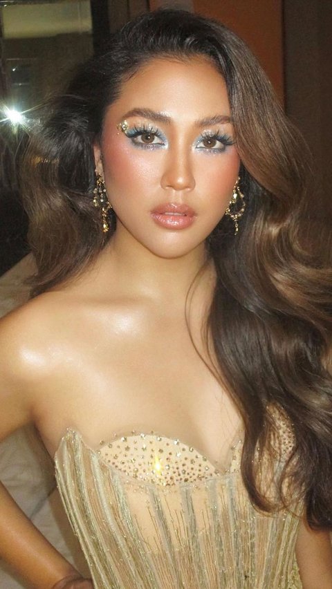 Makeup Glamor Sherina dengan Eyeshadow Biru,  On Point!
