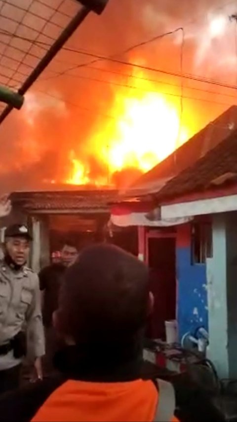 Gudang Rosok di Solo Terbakar Hebat, Puluhan Warga Mengungsi Akibat Api Merembet ke Pemukiman Padat<br>