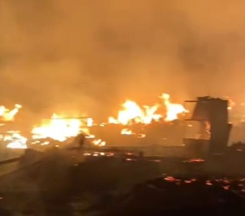 Gudang Rosok di Solo Terbakar Hebat, Puluhan Warga Mengungsi Akibat Api Merembet ke Pemukiman Padat