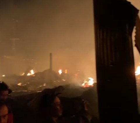 Gudang Rosok di Solo Terbakar Hebat, Puluhan Warga Mengungsi Akibat Api Merembet ke Pemukiman Padat