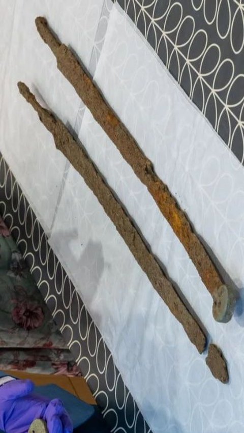 Dua Pedang Langka Berusia 1.800 Tahun Ditemukan, Diduga Milik Pasukan Kavaleri Romawi