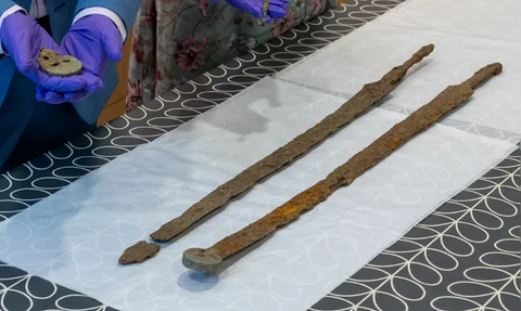 Dua Pedang Langka Berusia 1.800 Tahun Ditemukan, Diduga Milik Pasukan Kavaleri Romawi