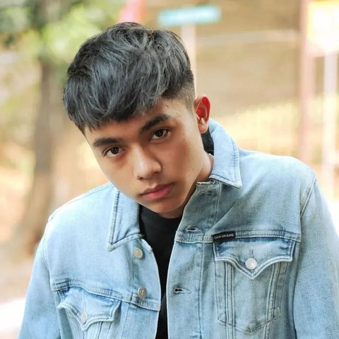 Penampilan Betrand Peto semakin memikat, terlihat gagah dengan gaya jaket denim yang membuatnya terlihat lebih dewasa