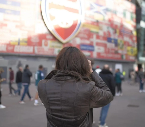 8 Potret Wulan Guritno Saksikan Pertandingan Arsenal Langsung di Emirates Stadium, Cantiknya Gak Kaleng-kaleng