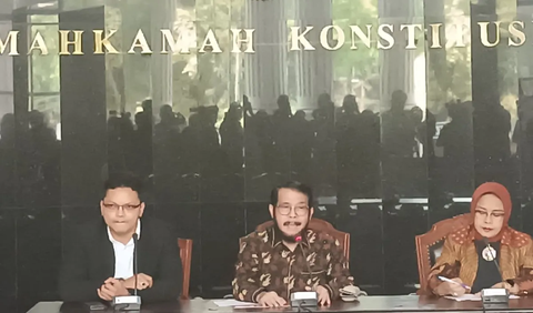 Jimly menambahkan, pihaknya tengah menyusun jadwal untuk memeriksa kesembilan hakim konstitusi itu. <br>