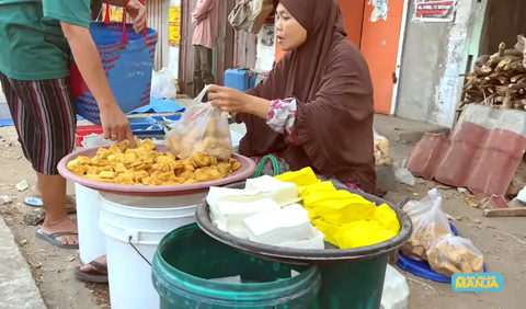 Setelah memberi makan Kambing peliharaannya dan mengambil telur Bebek, Isa Bajaj kemudian melanjutkan aktivitasnya belanja ke pasar. Isa tak sendiri, dia ditemani sang istri tercinta belanja ke pasar.