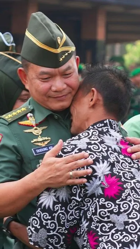 Tangis haru mengiringi acara perpisahan Jenderal Dudung di Mabesad.<br>