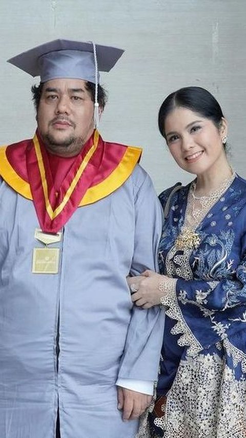 Kini Resmi Menyandang Gelar Magister Ilmu Komunikasi, 8 Potret Wisuda Adik Annisa Pohan, - Outfit AHY Ramai Disorot