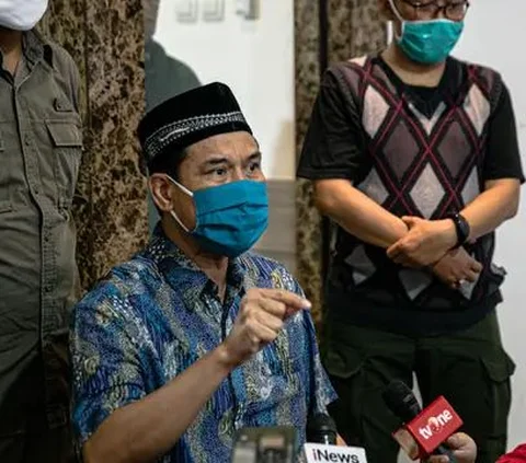 Penampakan Munarman Bebas dari Penjara, Pakai Topi Palestina dan Senyum Lebar