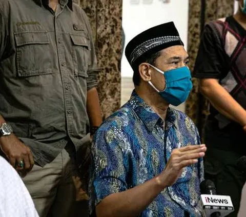 Penampakan Munarman Bebas dari Penjara, Pakai Topi Palestina dan Senyum Lebar