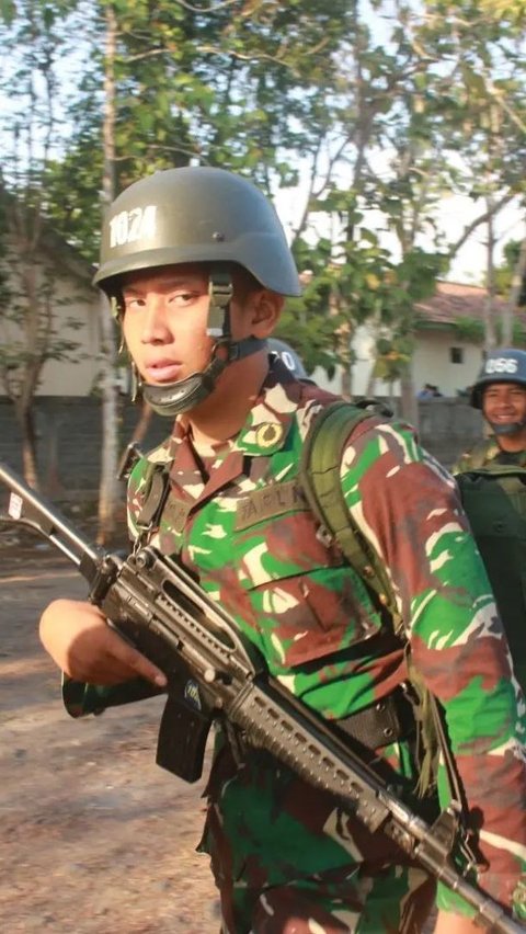 Tampak Tribrata begitu gagah mengenakan seragam loreng khas TNI beserta senapan laras panjangnya. <br>
