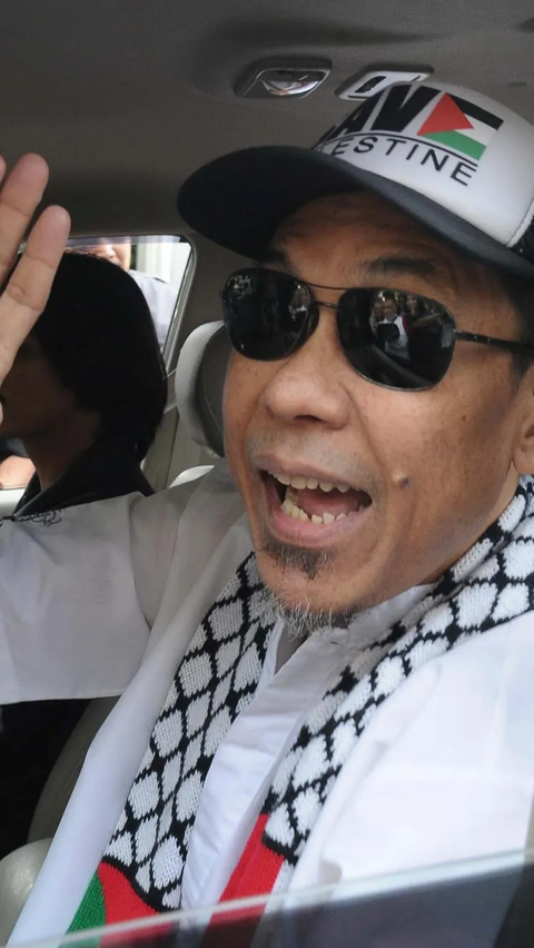 FOTO: Momen Munarman Bebas dari Penjara, Ekspresi Wajahnya Tebar Senyuman saat Keluar Lapas Salemba