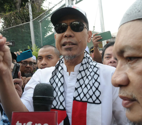 Penampilan Munarman saat keluar dari Lapas Salemba, Jakarta, Senin (30/10/2023). Terpidana kasus terorisme sekaligus eks juru bicara (Jubir) Front Pembela Islam (FPI) Munarman dinyatakan bebas dari belenggu penjara.<br>