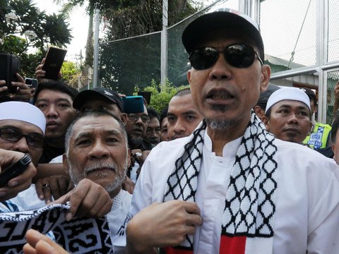 FOTO: Momen Munarman Bebas dari Penjara, Ekspresi Wajahnya Tebar Senyuman saat Keluar Lapas Salemba