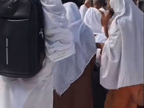 Video Viral Wanita Histeris Tak Bisa Melihat Kabah yang Berada Tepat di Depannya