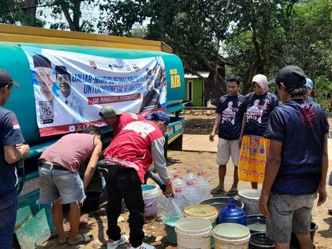 Relawan Ganjar Bagikan Ribuan Liter Air Bersih di Purwakarta