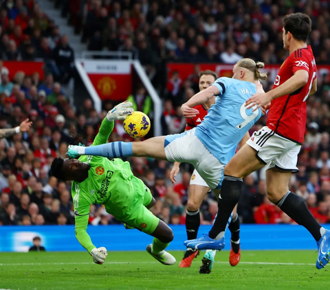 Pasukan Pep Guardiola sukses menghentikan laju tiga kemenangan beruntun Manchester United pada lanjutan Liga Inggris 2023/2024. Skor 3-0 berhasil diraih Manchester City di Old Trafford pada Senin (30/10/2023) dini hari WIB.