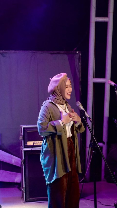 Alma merupakan penyanyi yang pernah tergabung grup vokal Putih Abu Abu.