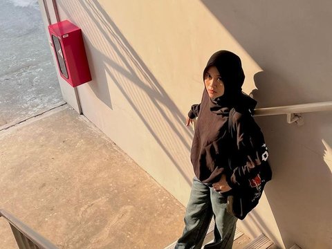 10 Potret Alma Thania Kepergok Lepas Hijab di Depan Pria