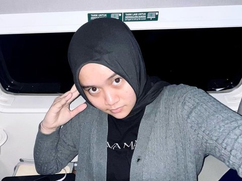 10 Potret Alma Thania Kepergok Lepas Hijab di Depan Pria