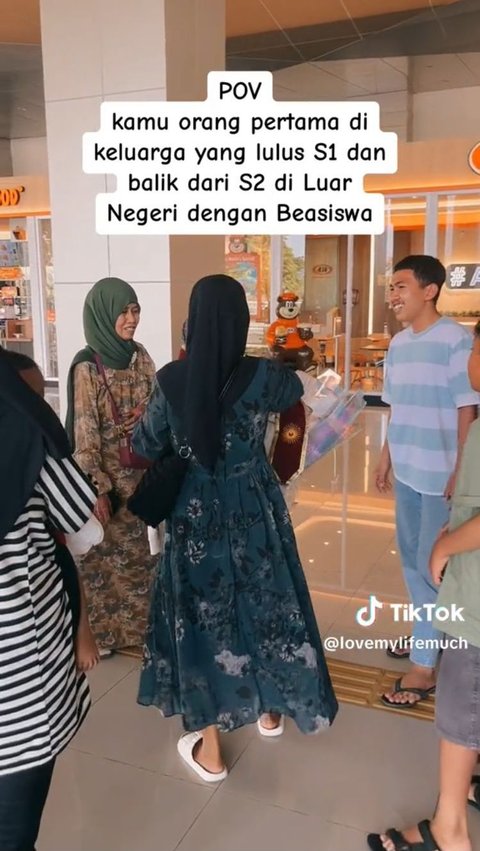 Jadi Orang Pertama di Keluarga yang Lulus S2 di Luar Negeri, Kepulangan Wanita Ini Dapat Sambutan Meriah