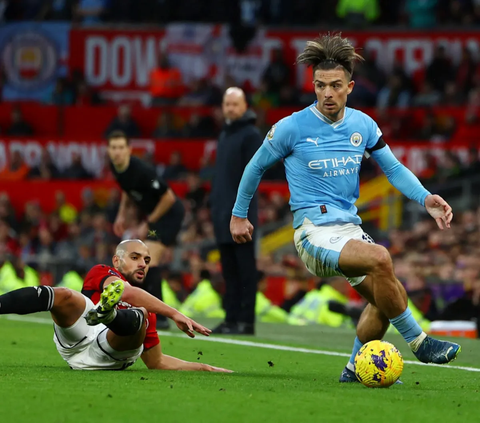Manchester United tampil tanpa menunjukkan perlawanan di Derby Manchester. Man United takluk 0-3 dari Manchester City di Old Trafford pada pekan ke-10 Liga Inggris 2023/2024, Minggu (29/10/2023) WIB.<br /><br />Dalam laga ini, Erling Haaland jadi bintang dengan sukses membukukan dua gol, lewat penalti di menit ke-26 dan sundulan di menit ke-49.<br /><br />Sedangkan gol ketiga Man City dicetak oleh Phil Foden di menit ke-80. <br /><br />Sementara penampilan Manchester United di laga ini nyaris tanpa peluang emas di laga yang penuh gengsi ini.