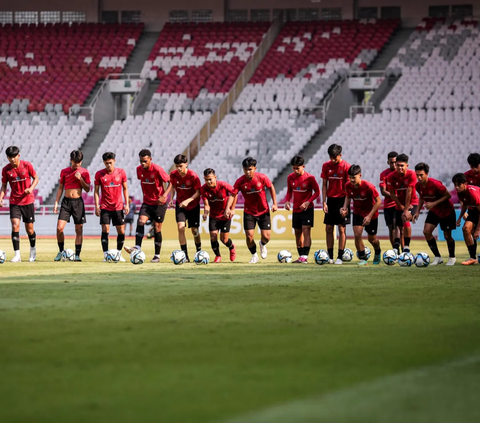 Sejumlah pemain Timnas Indonesia U-17 melakukan pemanasan saat latihan persiapan menjelang Piala Dunia U-17 2023 di Stadion Utama Gelora Bung Karno (SUGBK), Senayan, Jakarta, Senin (30/10/2023).