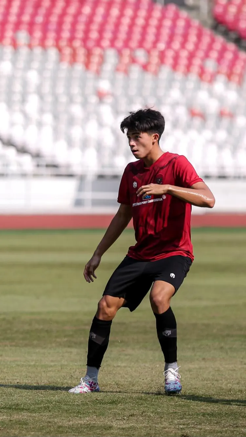 Pemain Timnas Indonesia U-17, Ji Da-bin melakukan latihan menembak bola ke mistar gawang menjelang Piala Dunia U-17 2023 di Stadion Utama Gelora Bung Karno (SUGBK).