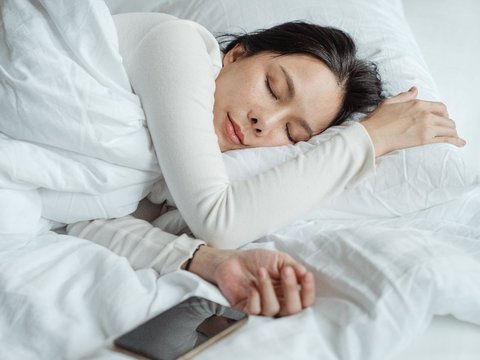 4 Unexpected Benefits of Sleeping Without a Blanket
