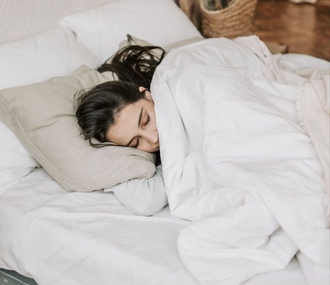 4 Unexpected Benefits of Sleeping Without a Blanket