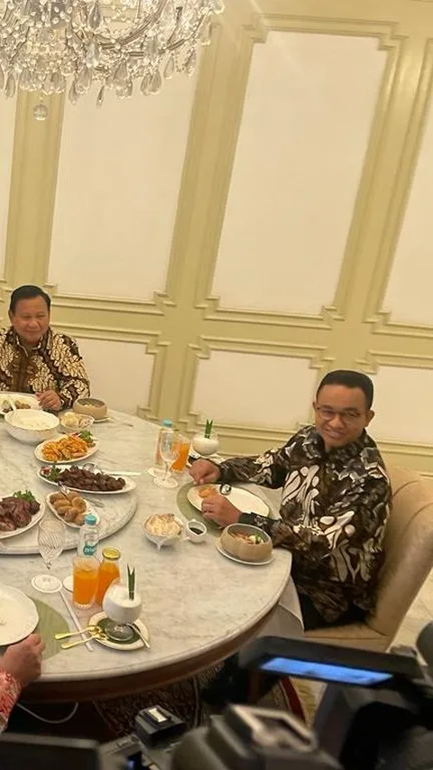 Lunch at the Palace, did Anies wear the same Batik shirt when meeting Jokowi in 2017?