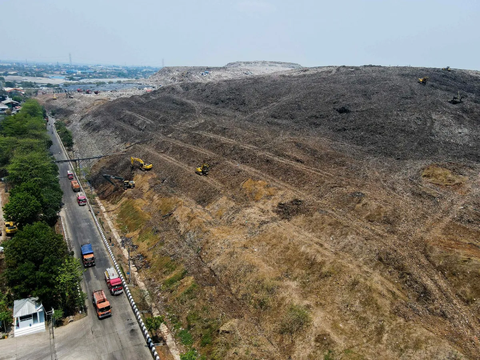 FOTO: Penampakan Gunung Sampah Bantargebang Pasca Kebakaran