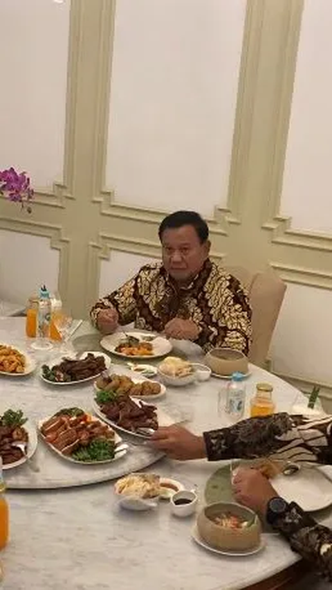 Prabowo Beri Jempol, Ganjar & Anies Full Senyum Makan Bareng Jokowi di Istana 