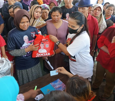 Harga Pangan Naik, Relawan Ganjar Gelar Bazar Murah di Indramayu