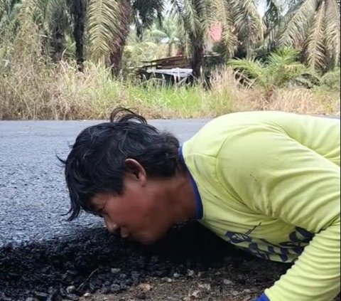 Viral Pria Bengkulu Cium Aspal Baru di Kampungnya, Sudah Menanti selama 37 Tahun